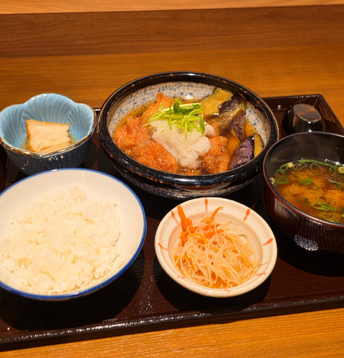 __yuaxxyua's tweet photo. 4月に東京駅構内にもオープンしたごはんおかわり無料で人気の定食やさんなかよし。朝10時～夜まで定食メニューが食べられるお店最高すぎるよね。東京駅限定メニューもあった��🍚 https://t.co/rwdQ0brqE8