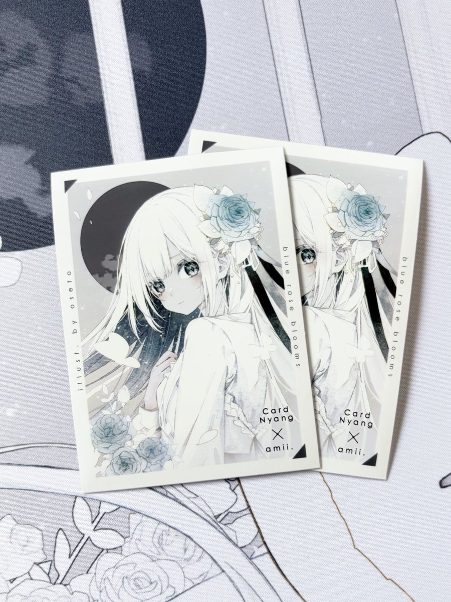 amii_tcg's tweet photo. ✧ ɴᴇᴡ ʀᴇʟᴇᴀꜱᴇ ✧

フォロー&この投稿をRPで"2名様"に写真のスリーブ&プレイマットをセットでプレゼント🎁

韓国の取扱店「Card Nyang」と「amii.」のスペシャルコラボ🇰🇷✨

イラストは、人気イラストレーターおせとさんによる描き下ろし！ここでしか手に入らない、特別なカードサプライが登場です🥀💙

韓国限定で販売されるほか、日本ではamii公式通販のみでお迎えいただけます！

海を越えて生まれた特別なコラボを、ぜひお見逃しなく🫶

—————————

『ブルーローズ』
1pac 64枚入り レギュラーサイズ
1,320yen

✦ 発売日
9/5 (土) 10:00-
公式通販にてお取り扱いスタート！

—————————