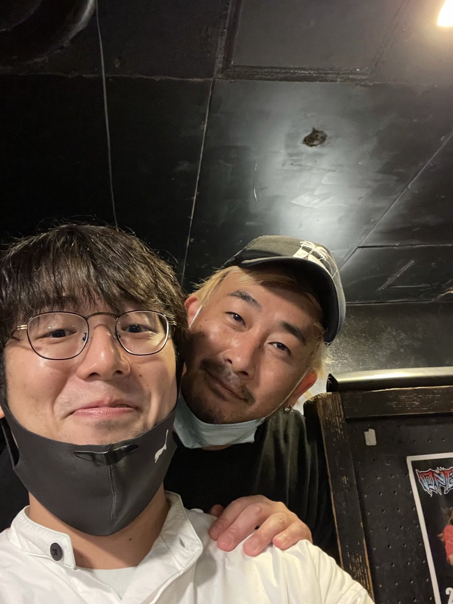 ktn_now's tweet photo. 新宿地下のライブハウスで出会い、イベントするようになり上手くいかず泥水を一緒にすすったり弾き語りに沢山声かけてくれたり野球場で偶然会ったりと、気づけばたくさんお世話になってました。
登山部の最後に知って気持ちの整理はついてないんだけどmarさんの言う通り、生きるしかねぇんだよって！ https://t.co/iiSk7GE0MX