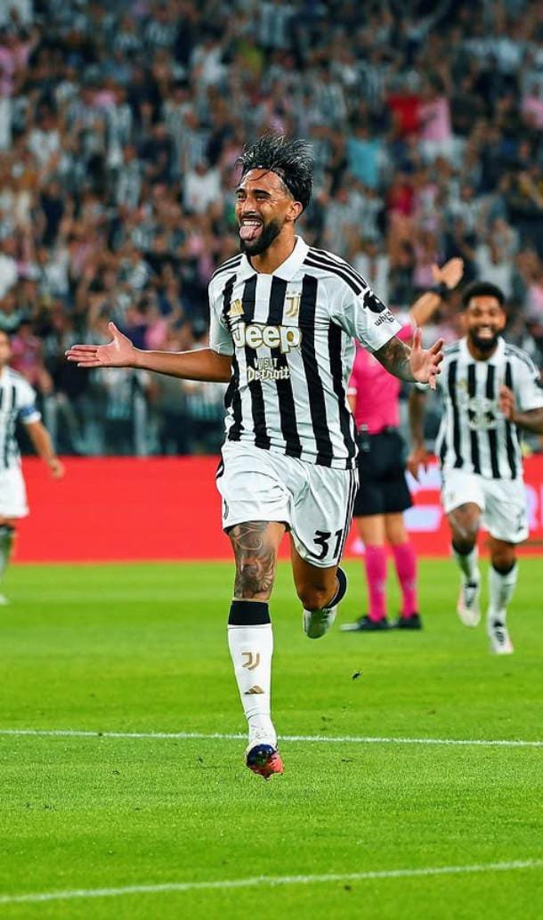 MaxFutbolOK's tweet photo. 🚨🇦🇷 NICO GONZÁLEZ PUEDE CAMBIAR SU FUTURO EN JUVENTUS: LA SALIDA DE ZHEGROVA ABRE UNA NUEVA PUERTA

El futuro de Nicolás González en Juventus podría estar tomando un nuevo rumbo en las últimas horas. Según informó el periodista Nicolò Schira, el conjunto de Turín estaría actualmente orientado a mantener al argentino en el primer equipo durante la temporada 2026/27.

El escenario estaría directamente relacionado con la situación de Edon Zhegrova. Juventus podría dar luz verde a la salida del extremo kosovar, y una eventual partida del futbolista modificaría los planes de la institución respecto a Nico, quien hasta hace pocos días aparecía entre los jugadores con posibilidades de abandonar el club.

La situación cobra todavía más fuerza después de lo ocurrido este sábado. Nico ingresó en el segundo tiempo frente a Parma y tuvo un impacto inmediato: marcó el primer gol de la victoria 2-0 y participó en la acción que terminó con el segundo tanto, convertido por Teun Koopmeiners. Su actuación fue determinante para destrabar un partido complicado y recibió el reconocimiento como MVP del encuentro.

Su rendimiento también fue destacado por Luciano Spalletti, quien aseguró que Nico ingresó “con la garra de un campeón” y manifestó que en Juventus están contentos de que haya permanecido en el equipo.

El argentino puede aportarle al conjunto italiano versatilidad, velocidad, desequilibrio, capacidad para atacar espacios y experiencia en diferentes posiciones del frente ofensivo. Con la lesión de Kenan Yildiz y una posible salida de Zhegrova, su presencia podría adquirir todavía mayor importancia dentro de la planificación de Spalletti.

La decisión final dependerá de los movimientos que se produzcan en los últimos días del mercado, pero el panorama parece haber cambiado: Nico González podría pasar de estar en la puerta de salida a convertirse en una pieza importante de la Juventus 2026/27.

🇦🇷⚪⚫ Un gran partido que llega en el momento justo y que podría darle a Nico una nueva oportunidad para demostrar por qué puede ser importante en Turín.

#NicoGonzález #Juventus #SerieA #MercadoDePases #Argentina