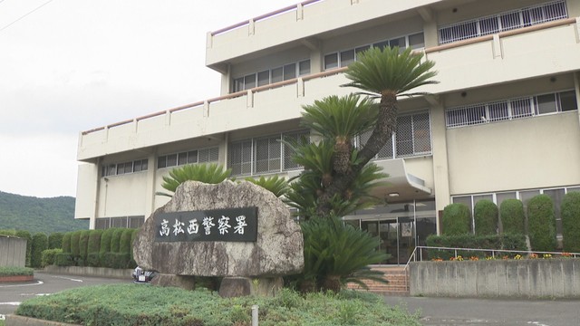 livedoornews's tweet photo. 【通報】自宅で娘の顔を複数回平手打ちした疑い 父親を暴行容疑で逮捕
https://t.co/ntWVIbip81

家の近くを通りがかった人が「揉めている様子がある」と通報。警察官が現場に駆けつけ、自宅にいた父親と娘に事情を聞き、逮捕したという。娘にけがはなかった。 https://t.co/zHhqJDRXAR
