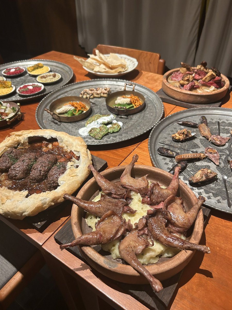 hatonikuya's tweet photo. 鳩肉屋では新しくパーティープランなる物をご用意します！普段は、かぶりつき鳩肉でカジュアルに楽しんでもらってますが、このプランは会食用にお肉を切り分け食べやすく提供しています。また、鳩肉の調理内容もパーティープラン用の特別調理です。

貸切、立食、4名様から16名様まで対応可能になっております。

【コース内容】
◾️夏のメゼ（前菜）
旬の自社pigeon farmのオーガニック野菜や食材を使用した、ダイナミックな前菜プレート
・とうもろこしのディップ
・炭焼き茄子のディップ
・オリエンタルサラダ
・ズッキーニお焼き
・ムール貝のピラフ詰め
・季節のアヒージョ
・うな��の胡桃焼き
・脳味噌バルサミコソース
・干し肉　鳩内蔵腸詰

◾️チョルバス　ちょこっと口直しスープ。レンズ豆をベースにした優しい野菜スープ

◾️メイン
鳩肉（mirthy種、250g-350g、生後30-40日、エトフェ処理）
おひとり様鳩１羽

・鳩腿肉の焼素き　下味に塩味。鳩肉本来の味を堪能してください。
　特製サルミ（鳩血）ソース、ヨーグルトソース付き

・鳩肉キョフテ　鳩胸肉を挽肉団子にしてパイ包み焼き、トマトをベース
　にしたスパイシーな濃厚ブラックペッパーソース。

・鳩肉とフォアグラ重ね焼き　鳩肉は低温調理によるレア感抜群な焼き具合。
　相性のいいフォアグラと共に召し上がり下さい。味付けはサッパリ和テイスト。

◾️ご飯
鳩蕎麦粥　残った鳩ガラで作った出汁で蕎麦の実を使ってお粥にしました。

■��ザート
・バクラヴァ(トルコパイ)
・バニラアイスクリーム
・季節の果物

お一人様¥13200税込