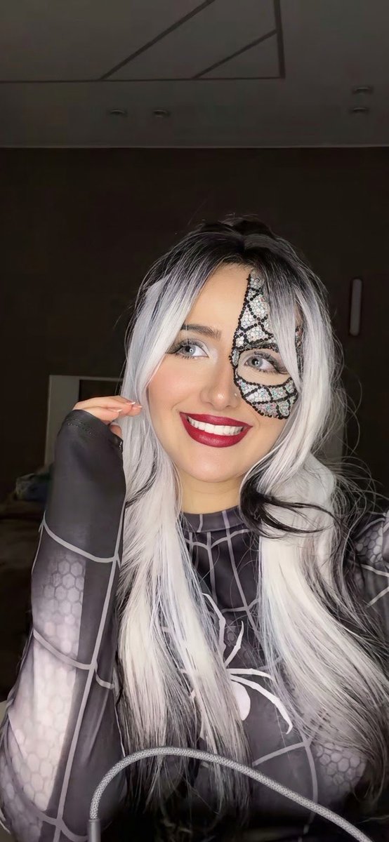mayaropinterest's tweet photo. A spider that wove its web around my heart at first sight 🖤 
@xmamx88 #ميارو https://t.co/KjVDp4rDvy