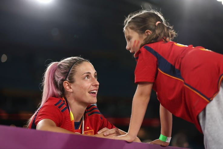 TeamPutellas's tweet photo. On motherhood, football and egg freezing:

“I’m going to tell you because it’s official. When you start training camps with the national team, the federation always asks for feedback on how the group is doing. Our captains’ group had a concern because it is very important for a player to experience World Cups, but that also means that people have the desire to become mothers, because I didn’t have that desire a while ago, but it developed in me some time ago; we don’t have an easy time balancing it. And after an incredible job by the federation, they reached an agreement with a clinic that gives us the possibility of freezing eggs while we are active, for as many years as you want. For me, it is a huge step forward because the federation understands that you are serving your country at the expense of your biological time, that you can’t stop and you can’t become a mother because you need your body to work.” 

At 32, she has no idea when her career will end, but she believes it will last another five or six years.

Alexia Putellas for El País Semanal