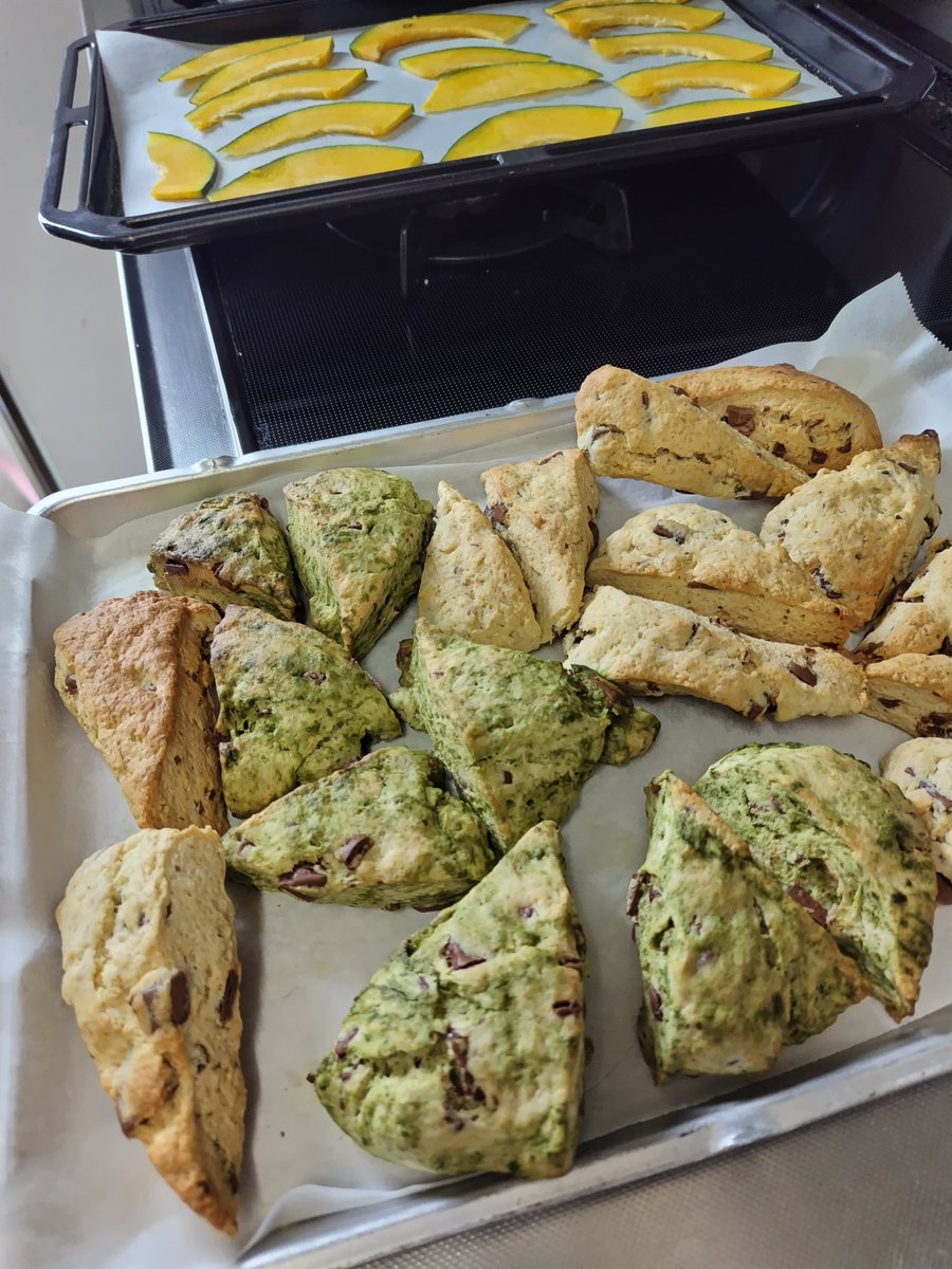 ___yaku___'s tweet photo. スコーンの後続けてかぼちゃのスライスも焼く！ https://t.co/Nic91Nzz64