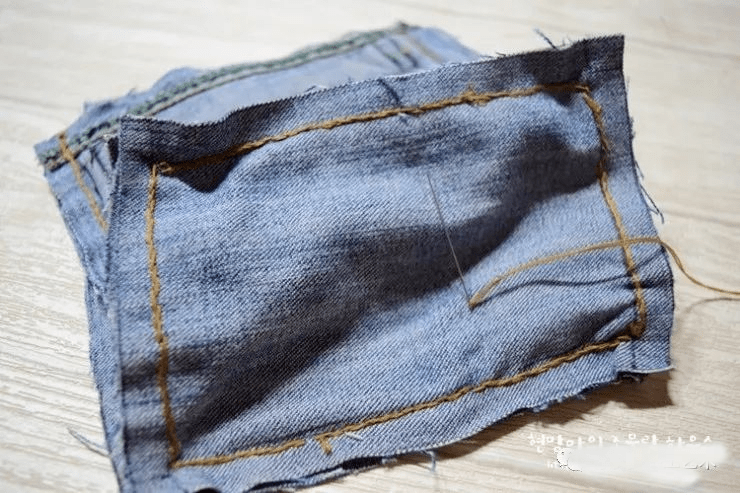gaabii91's tweet photo. Turn old denim jeans into a trendy crossbody bag in 10 mins! No sewing skills needed, just scissors u0026 glue. → #DIYUpcycle https://t.co/0INx2dr4g5