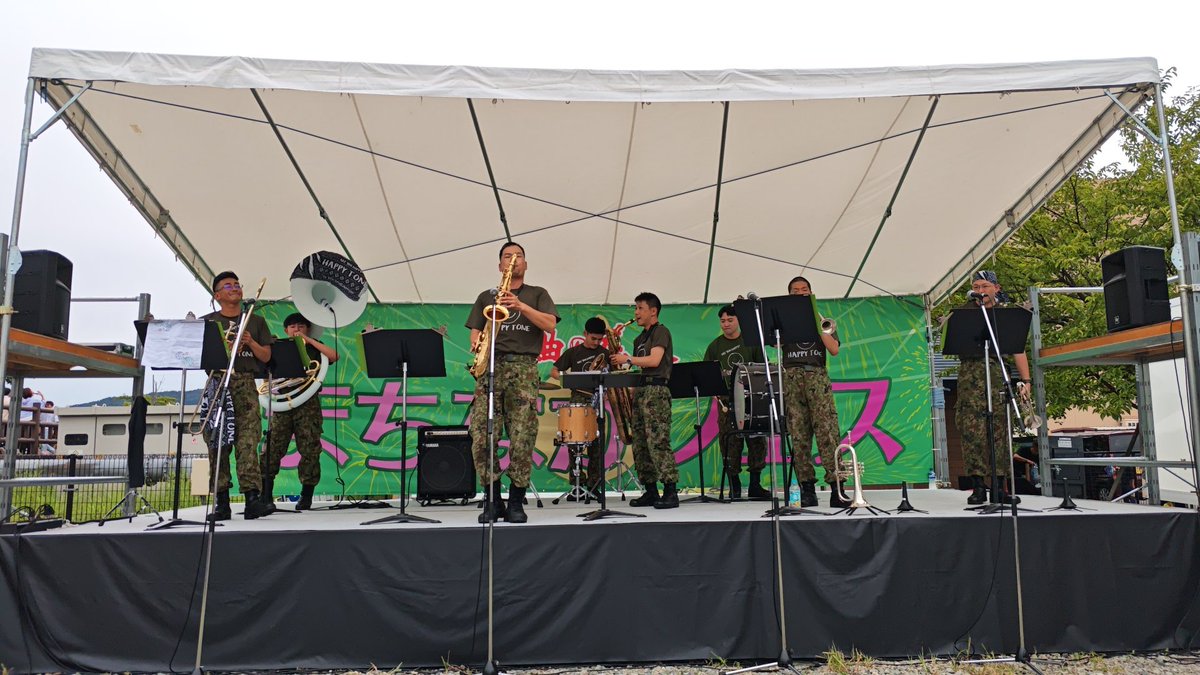 merochibi01's tweet photo. #HAPPYTONE
 #自衛隊員
 #大仙市
 #まちなかフェス
自衛隊員によるブラスバンド(๑´ω`ﾉﾉﾞ✧
とっても活気溢れるステージで日々色んなこと頑張られてる自衛隊員の方々の演奏に私も勇気づけられました(๑•ω•́ฅ✧ https://t.co/OLJkKuYVzs