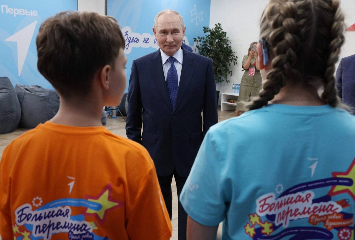 ScrollAsia's tweet photo. FROM CLASSROOMS TO COMBAT

Russia is expanding school military drills, training kids as young as 13 to handle machine guns, grenades, and anti-tank weapons to prepare them for future battlefields. https://t.co/Q4IMmxCtcR