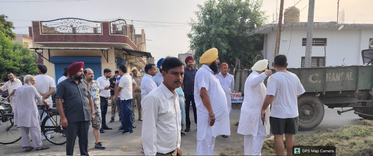AAPPunjab's tweet photo. ਮਿਸ਼ਨ ਕਲੀਨ ਪੰਜਾਬ ਦਾ ਦੂਜਾ ਪੜਾਅ - ਨੰ���ਲ 

ਕੈਬਿਨੇਟ ਮੰਤਰੀ @harjotbains ਦੀ ਅਗਵਾਈ ਹੇਠ ਨੰਗਲ ਵਿਖੇ ਸੂਬਾ ਪੱਧਰੀ ਸਫ਼ਾਈ ਮੁਹਿੰਮ ਦੂਜੇ ਦਿਨ ਵੀ ਅੱਗੇ ਵਧ ਰਹੀ ਹੈ। ਸਫ਼ਾਈ ਨੂੰ ਸਿਹਤਮੰਦ ਜੀਵਨ ਅਤੇ ਬਿਹਤਰ ਸਮਾਜ ਦੀ ਬੁਨਿਆਦ ਦੱਸਦਿਆਂ ਉਹਨਾਂ ਨੇ ਲੋਕਾਂ ਨੂੰ ਘਰਾਂ ਦੇ ਨਾਲ਼-ਨਾਲ਼ ਗਲੀਆਂ, ਬਜ਼ਾਰਾਂ ਅਤੇ ਜਨਤਕ ਥਾਵਾਂ ਨੂੰ ਵੀ ਸਾਫ਼ ਰੱਖਣ ਲਈ ਪ੍ਰੇਰਿਤ ਕੀਤਾ।