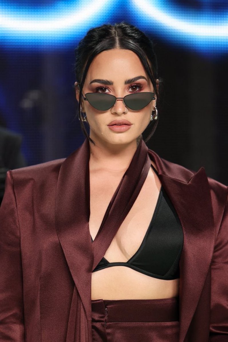 evwrddl's tweet photo. quando a demi em 2023 no meio da era revamped rockeira apareceu assim no evento da boss https://t.co/mysOA2arQv