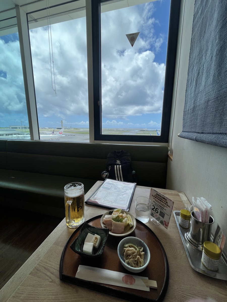 no_yu_u's tweet photo. ボケっと滑走路見ながら、ビール
最高✈️ https://t.co/J0UnyTwFgS