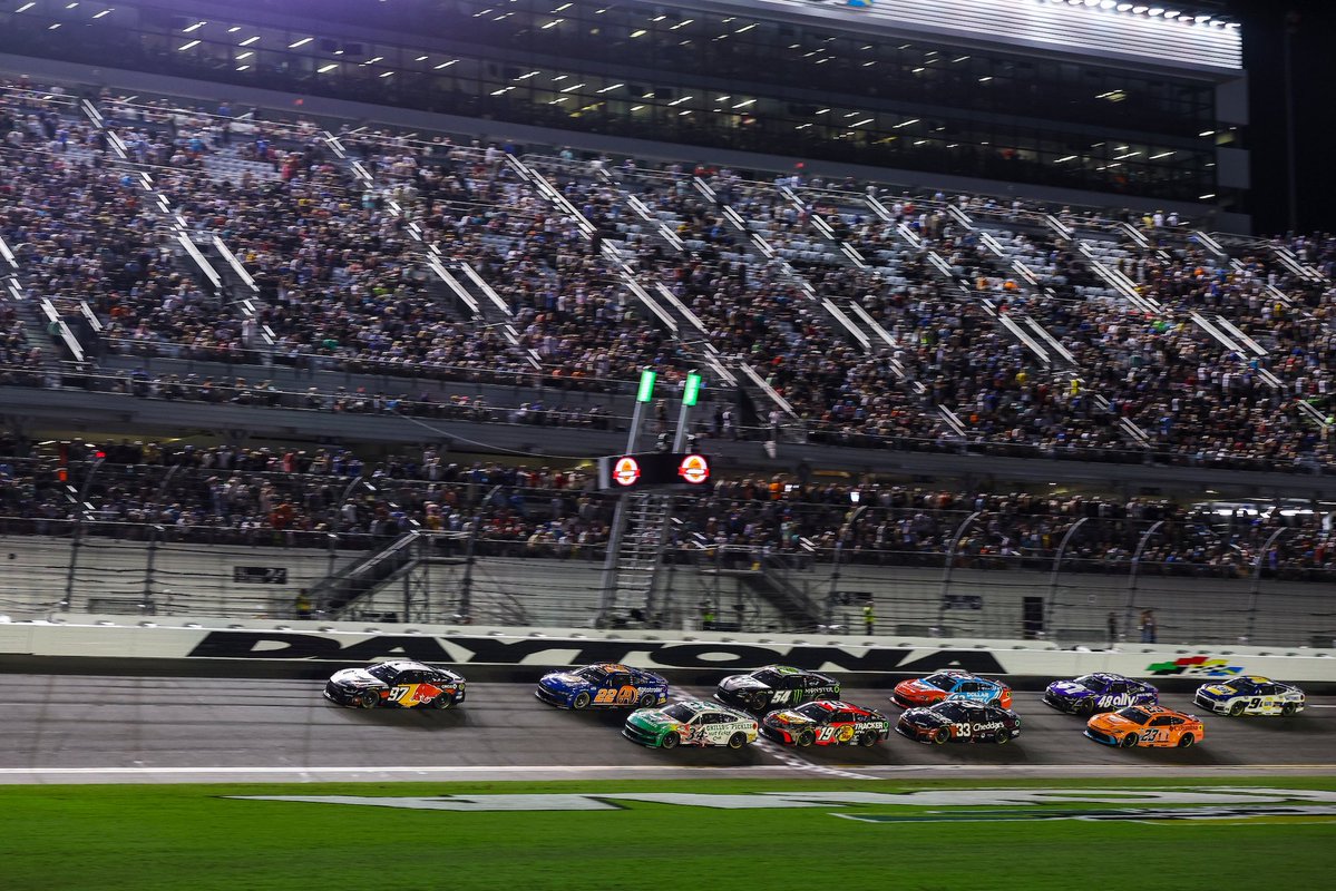 shanevg97's tweet photo. Shame to miss out on the chase, one night doesn't sum up our year but we haven't been good enough, so it's been cool to be close anyway. As a team we’ve struggled this year but proud to have been able to match my teammates on the ovals and to have stepped up this year https://t.co/IxSYrrTk9g