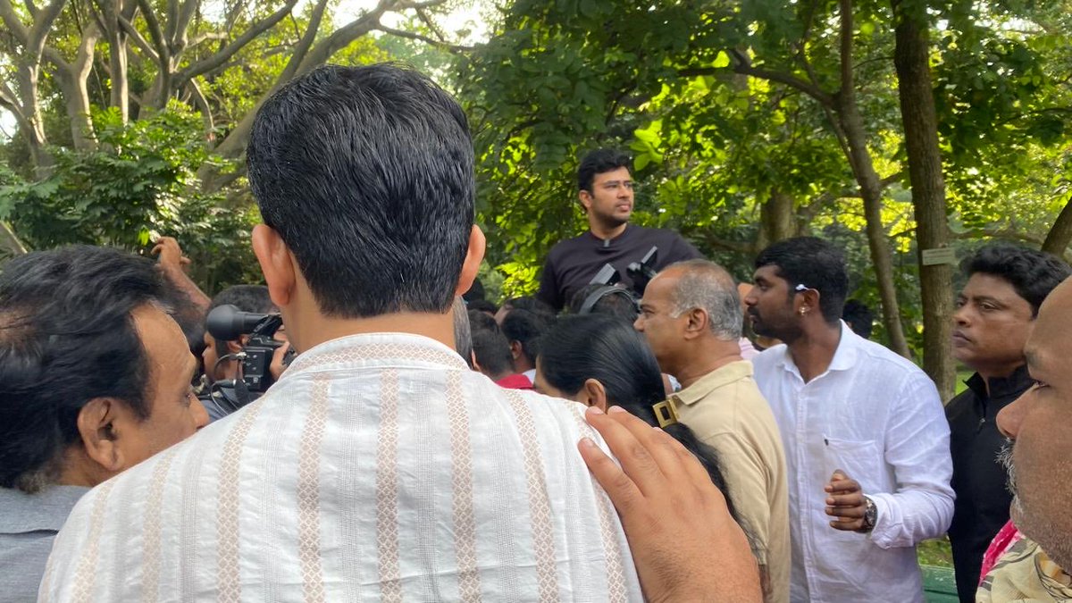 ajkura's tweet photo. Protest to Protect #Lalbagh https://t.co/qk2KvnPcVo
