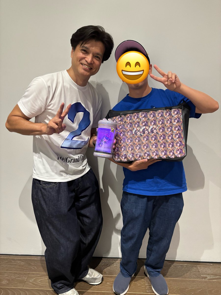 1352Rinker's tweet photo. 星見の回廊にて…
念願のカノウヨシキさんとのツーショット
撮れました〜✨✨

しかもうちの子を認知していただき
「え〜！！凄いですね！光るんですか！？」
とお言葉もいただきました( ；∀；)

そして光栄にもうちの子を抱えていただき、自分は痛バを持って…はいチーズ📷

カノウさんがArtsのTシャツじゃなかったのでお揃いにはなりませんでしたが、いい写真撮れました（≧∇≦）

お忙しいのにこのようなイベント作ってくださりありがとうございました♪

今年の夏の1番の思い出です♪

#FGO #fgo 
#FGO展 #星見の回廊
#FGO好きと繋がりたい