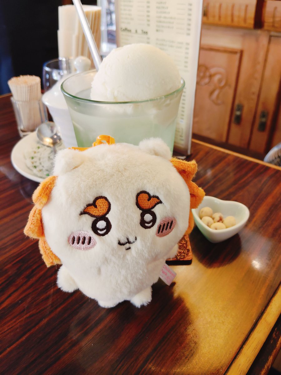 musubi_ADHD's tweet photo. 気分転換がてら、父と昔ながらのお豆腐屋さんに買い物に行き、途中の行きつけの喫茶店でクリームソーダ飲みながら、おかみさんとマスターと、たくさんお話して、素敵な情報もいただいて、元気になりました٩(๑❛ᴗ❛๑)۶
おふたりとも素敵な人で大好きです✨️
クリームソーダにシーサーちゃんを添えて🌻 https://t.co/ByTfecey86