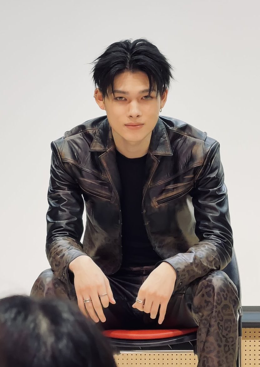 enhaonly10's tweet photo. Ni-ki’s eyes are so puma today https://t.co/jETC7RHpFp
