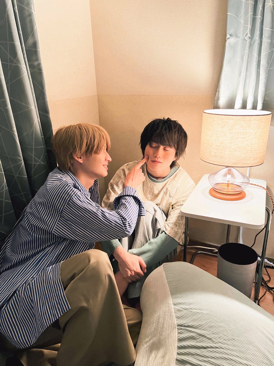 tx_doramanext's tweet photo. 🎬 𝑼-𝑵𝑬𝑿𝑻にて【第𝟏𝟎話】先行配信中🌻
〔#君は夏のなか〕

📸︴オフショット

甘える渉(#奥智哉)を見つめる千晴(#杢代和人)✨

𝑻𝑽𝒆𝒓にて【𝟏話〜𝟑話＋𝟗話】見逃し配信中🎥
❯❯ #TVer お気に入り登録をお願いします🎐
👉🏻https://t.co/HOoIdDBvPn

#ドラマ君夏 https://t.co/xoBRXhHAuC
