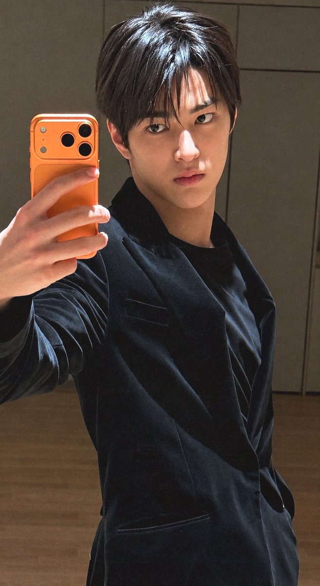 AKHGALLERY's tweet photo. #KEONHO #건호: mirror selca pt.2 https://t.co/kehzJaLsED