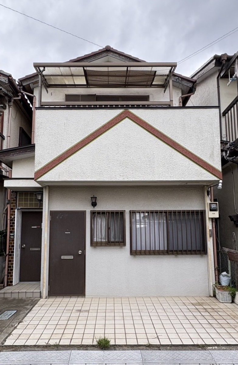 nagreen43478034's tweet photo. めっちゃボロだけど💦
幼い頃からの思い出が沢山詰まった家🏠
悲しい事も沢山あった思い出だけど
ずっとやりたかった事を始めてみるよ。
きっと…亡き弟も応援してくれてるよね
みんなの素敵な光を集めて
みんなの素敵な光を発光させる場を作る
逃げてても始まらないしやってみるよ
#コミュニティCafe https://t.co/ZDXIpV4rH7
