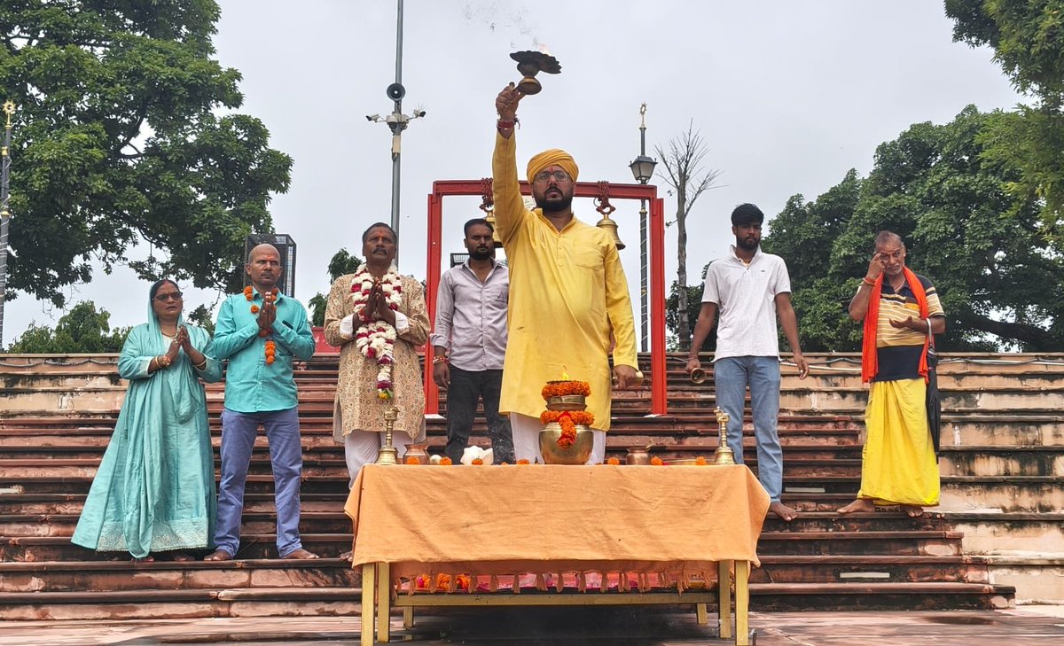 nssupindia's tweet photo. आज प्रातःकाल श्री सूर्यदेव जी की 681वी भव्य मंगला आरती संपन्न हुई।
आप सभी श्रद्धालुओं की सभी मनोकामना पूर्ण हो।।।
🚩ॐ सूर्याय नमः।।।🚩
संरक्षक सत्यदेव मिश्र 9452011023
अध्यक्ष अविनाश तिवारी 9151203008
उपाध्यक्ष अमित गुप्ता 9918030003 https://t.co/thU526ZoSi