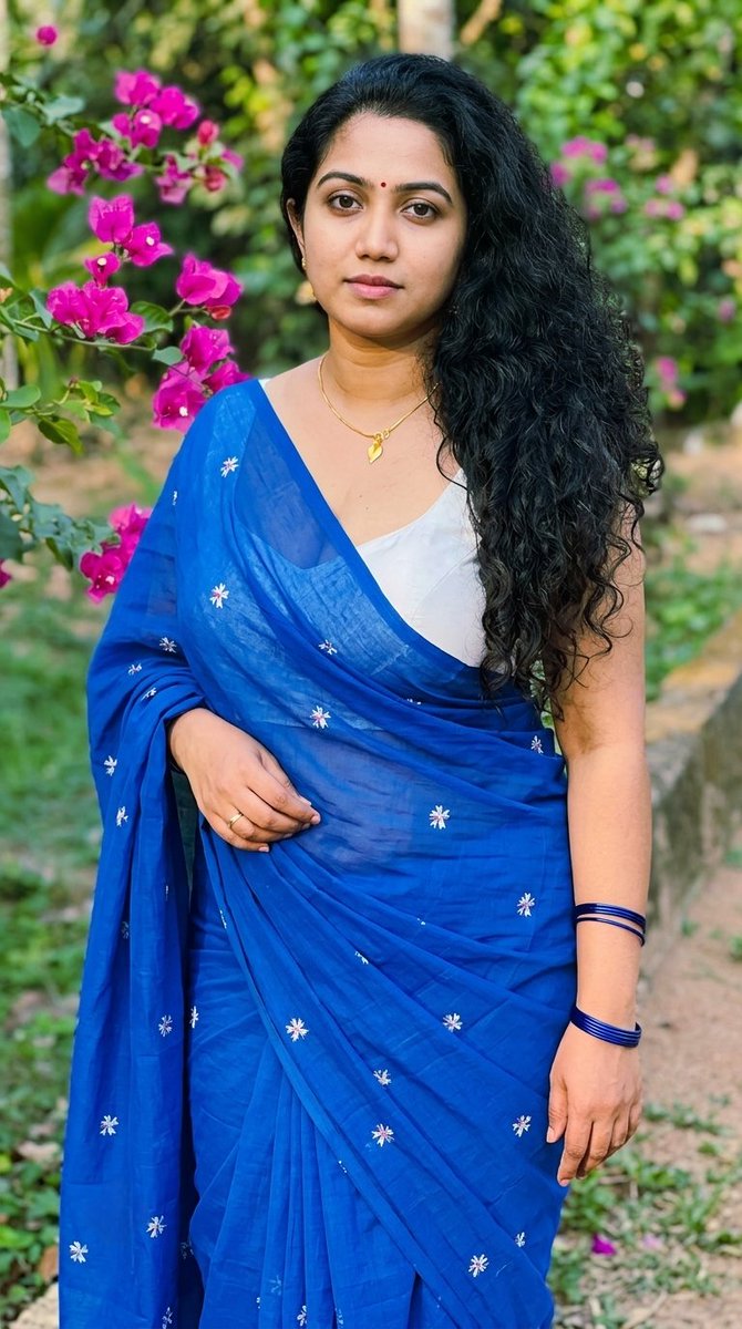 joziyarezi123's tweet photo. Grace wrapped in royal blue. 💙
​Saree, sunshine, and a touch of bougainvillea. 🌸
​Elegance never goes out of style.
​Wrapped in tradition, glowing with grace.

Model Part #ReMya #SareeLove #DJStudio #TraditionalLook #EthnicWear #RoyalBlue #SareeDrape #NaturalBeauty #AuthenticYou #EmbraceYourself