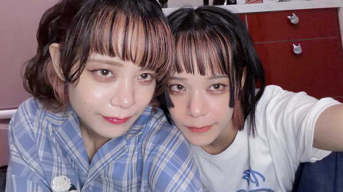 babytants's tweet photo. ちょっと、いえ、かなり長いです！

BABYTANTSを一緒に作ってくぞ〜と思う方はぜひ呼んでほしい👶👶
いいと思うライブを見れることが全て！という人は、この後お知らせする方だけチラ見してくれたらOK〜★

BABYTANTSはめちゃくちゃ楽しい現場！
それが自慢でもあり自信でもありたくさん助けられた部分で、でも最近、BABYTANTSが次のフェーズに行った時に、どういう場所だったら「楽しい現場」ということに加えて、私たちの思想がもっと表現できるのかな？と考えて、それをもっとみんなに伝えるべきだな、と思いました👶👶

よく口にしていた
「それぞれが自分の好きな楽しみ方でいれる場所にしたい」という言葉だけど
これをもうちょっと具体的にすると「それぞれがいろんなことを忘れてライブに没頭できる場所にしたい」だなと思いました！

そのために私たちステージ側がやるべきことがいーっぱいあるんだけど、
それに加えてフロアでも
・沸くのが好きな人
・写真を撮るのが好きな人
・ペンライトで盛り上がるのが好きな人
・じっと静かに見るのが好きな人
などなど、
いろんな人たちがいる場所になったら、きっともっと私たちの世界観を作っていけるのではないかなぁと、思いまして
(BABYTANTSにしかない世界観を強くしていきたい段階なのです、ステージ側からとフロア側からどっちもからゆきたい！)

そんなわけで、まずは以下を変えれたらいいなって思ってます

①写真撮影について
BABYTANTSは今年4月あたりまで、写真撮影ライブ全編OKにしていたのですが、9/8の主催ライブから戻します！
📸写真→全編OK
🎥動画→指定曲一曲OK(基本入場の後1曲目)
エリア指定は特になしです

もしも1列目が全員カメラ構えてる、みたいな状態になったらまた考えます
(撮影レギュがまたわかりにくくなると思うから、伝え方も変えるつもり)
機材破損などは自己責任！

②フロア内でのお互いの誘導について
これはガチガチのルールというよりもお願いなんだけど
「誰かの身体に触って移動させる、触って動きを誘導する」というのは無しにさせてください！
これによって輪に入りやすくなる、一歩踏み出す勇気になる、というのでもっとBABYTANTSの現場が好きになってくれた人ってたくさんいると思うんだけど、
「それぞれがいろんなことを忘れてライブに没頭できる場所にしたい」
という理念的に🙇🏻‍♀️私は触られたら自分のこと思い出しちゃう派なんだ〜！

(そんなに多くないと思うけど、前にいる人の肩を掴んで動かす、いわゆる「剥がし」も同じくで！)

なんか問題が起きたらまた考えるから教えてほしいよ

③専用ペンライト作ります
ここについて結構迷ったんですけど、「いろんな人がいる現場」というのを目指して、ペンラ文化も育ってくれたらいいな〜と思い、9/8主催から販売します！
そのうち楽専用、救専用みたいな感じ作りたいんだけど、最初の1本だしまずは1本作ります✌︎
(まだやってない、納期ギリギリ、がんばります、使ってみようかなって思う人は買ってみて〜)

①と③についてはこの後引用ポストで改めて告知する予定★☆
BABYTANTSの世界観を一緒に強めていってくれたらうれしい、やってみてまた「ここはもっとこうしたい！」も出てくるかも
「いろんなことを忘れられる場所」にしたいって言ってるのに、協力してくれるあなたにいろいろ考えさせちゃうようなこと言ってごめん！
でも一緒に作ってってくれたらうれしいよ〜！
