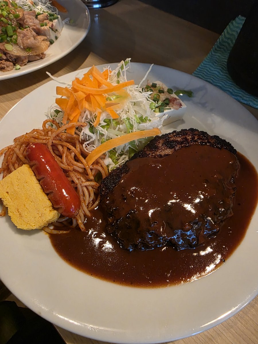 matini0323's tweet photo. ハンバーグ定食はこちら。 https://t.co/L8cRhL0rYl