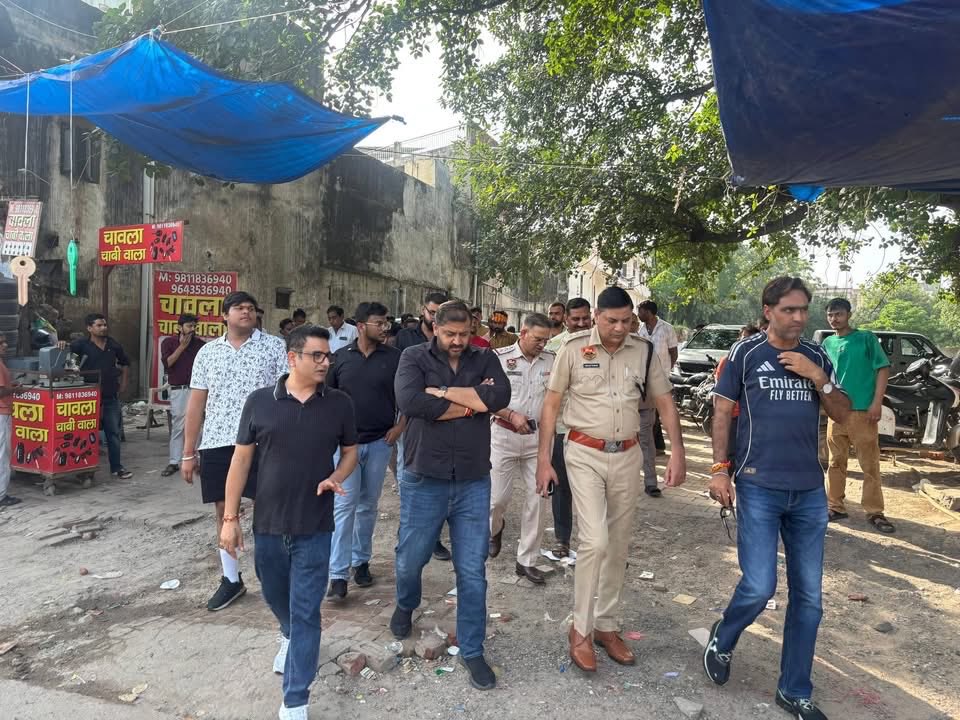 SatishMalra's tweet photo. आज DTP श्री आर.एस. बाट्ठ जी के साथ, गुरुग्राम  ट्रैफिक एसीपी,संजय यादव जी, ट्रैफिक इंचार्ज के साथ पोस्ट ऑफिस चौक, महावीर चौक, बड़ा बाजार एवं सदर बाजार का निरीक्षण किया।
जिससे बाजार में आने वाले लोगों को बेहतर, सुरक्षित और सुगम यातायात व्यवस्था मिल सके। 🙏 https://t.co/H6oklaIFLb