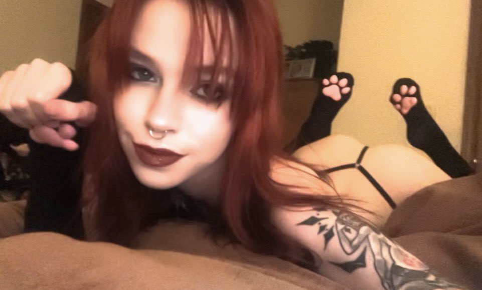 c0mputer_m0use's tweet photo. Make me whimper like a dog 🖤🐾

#nsfwtwt #goonette #puppygirl #cnc https://t.co/tYUT9Ld0U2