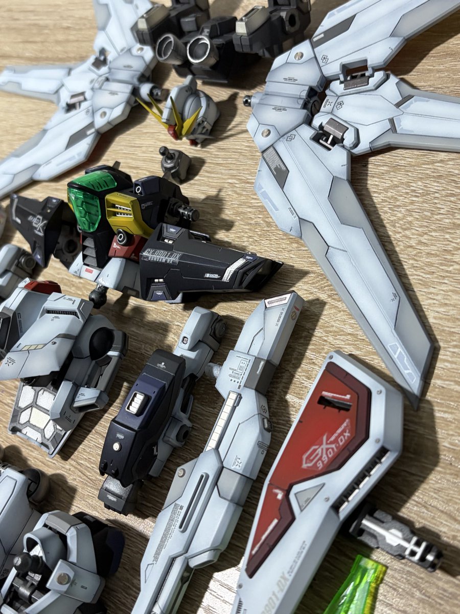 yukixeno's tweet photo. #ガンダムダブルエックス
デカールとトップコート終わりました
組み立てます

#ガンダムX30周年
#ガンダムエックス
#ガンダムX https://t.co/Z3xZVuMI55