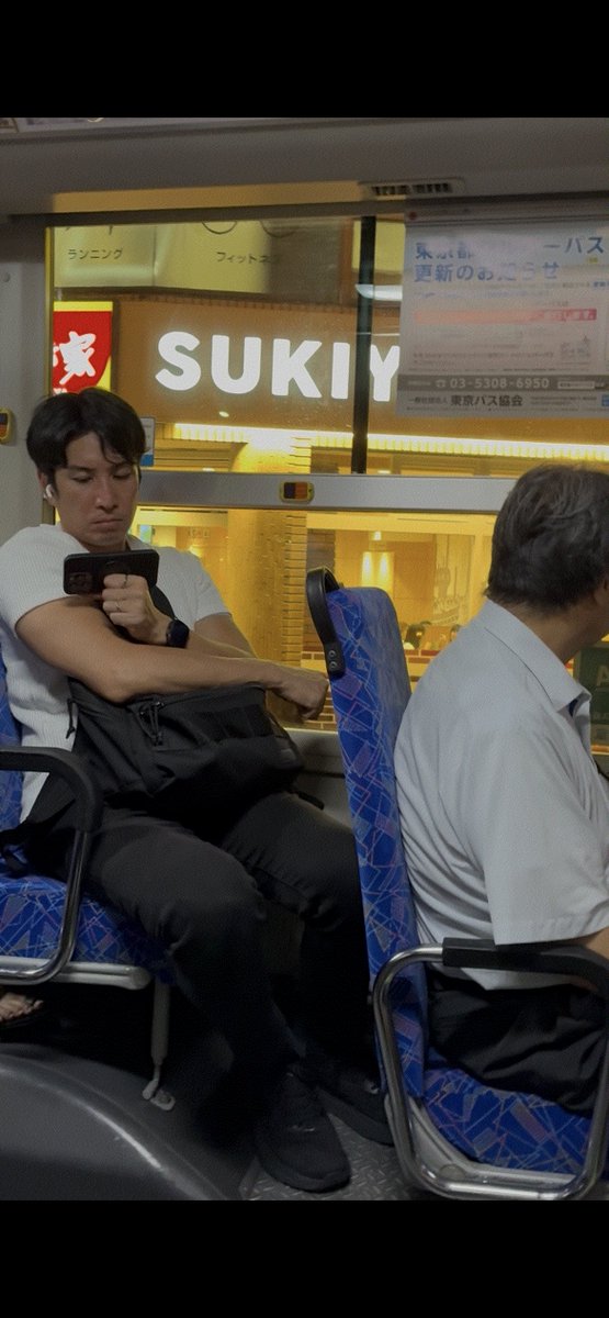 GameEterna51539's tweet photo. @Sheepy_240 私の斜め後ろに座りこちらを向いてスマホを向けている男性

たぶん足が長くて正面向いて座れなくて仕方なくこちらを向いて30分以上微動だにせず動画を観ていたのですよね？

盗撮なんてしていないと思いますが皆さんはどう思われますか？ https://t.co/U4Kynx7eJC