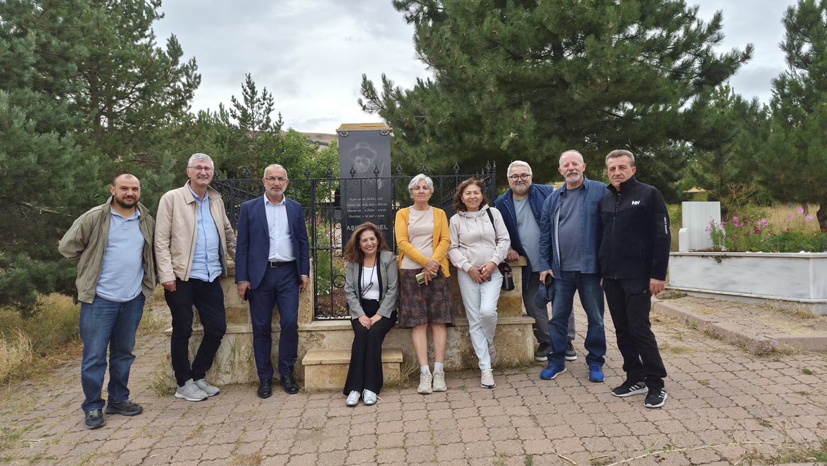 alper_tas's tweet photo. Dün Sivas Şarkışla Ortaköy’de Maden Ocaklarına karşı yaşam alanlarını savunma basın açıklaması ve söyleşisine Mehtap Biçer, Ulaş Karasu ve Selma Gürkan’la katıldık.

Aşık Veysel’in Sivrialan köyündeki mezarını ziyaret ettik. https://t.co/WS0WoDoFZn