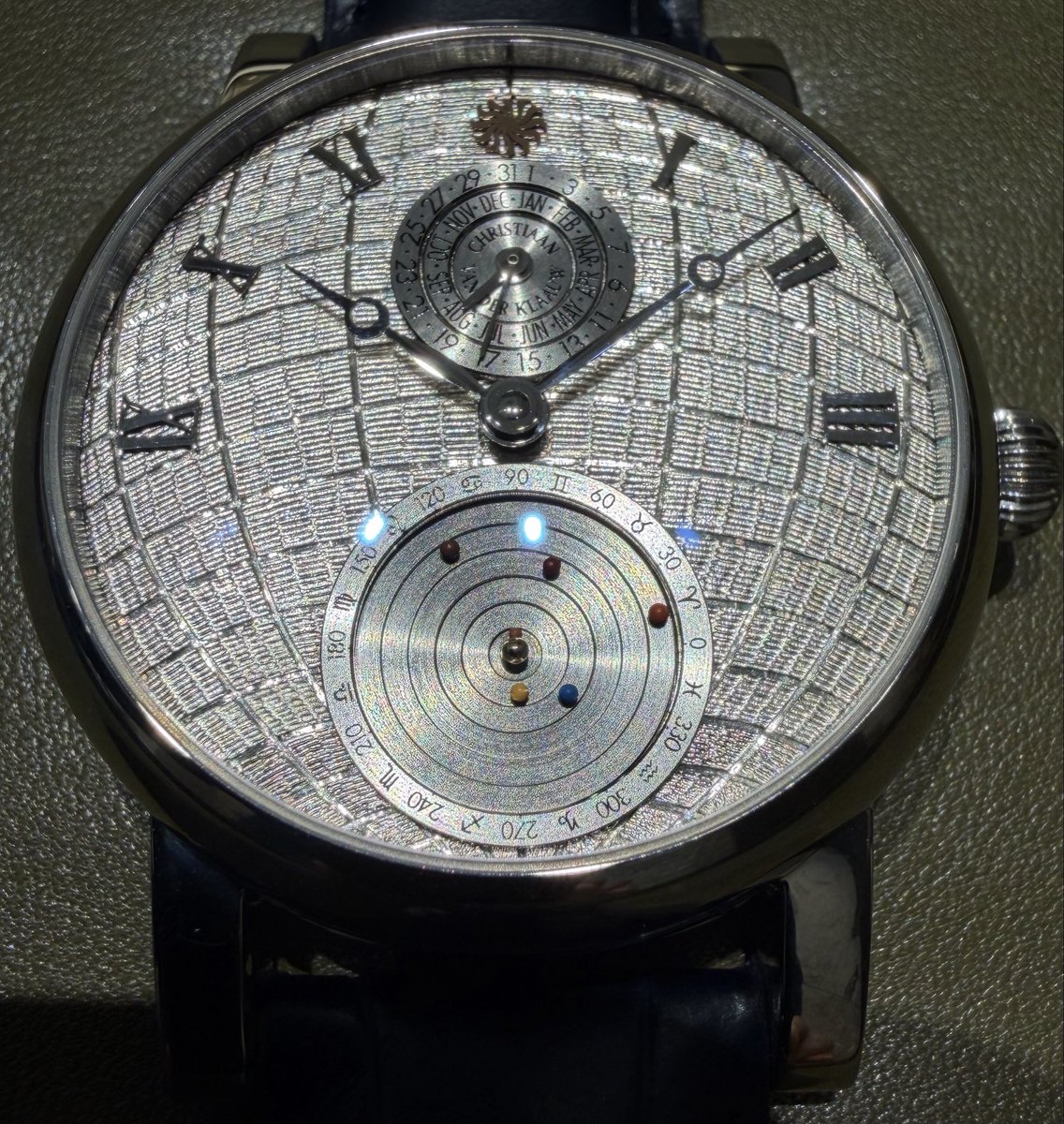 Shellman_Ginza's tweet photo. A planetarium on your wrist.
CVDK’s mechanical planetarium displays the real-time orbits of Mercury, Venus, Earth, Mars, Jupiter and Saturn around the Sun.
With Nagoya City Science Museum.
Astronomy, reduced to the wrist.
#ChristiaanVanDerKlaauw #CVDK #IndependentWatchmaking https://t.co/rUQ0W2YOud