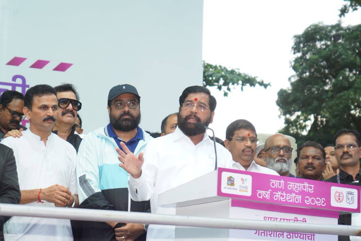 mieknathshinde's tweet photo. या निमित्ताने राजकीय सहकारी आणि कलाकारांच्या साथीने स्वतःही या मॅरेथॉन स्पर्धेत सहभागी झालो. 

दरवर्षी पावसाळा सुरू झाला की ठाणेकर या स्पर्धेची आतुरतेने वाट पाहत असतात. यंदाही या स्पर्धेत असंख्य खेळाडू सहभागी झाले आहेत. लहान मुलांपासून मोठ्या माणसांपर्यंत सर्वजण आज धावत आहेत. ठाणे शहरही दिवसेंदिवस बदलत असून बदलत्या ठाण्याचे प्रतिबिंब या स्पर्धेतून आपल्याला पहायला मिळत असल्याचे याप्रसंगी नमूद केले. 

माजी क्रिकेटपटू निलेश कुलकर्णी यांनी सुचवल्याप्रमाणे खेळाडूंना सोयी सुविधा उपलब्ध करून देण्याबाबत काही बदल नक्की केले जातील. ठाणे शहरातून राष्ट्रीय आंतरराष्ट्रीय नव्हे तर ऑलिम्पिक पदक जिंकणारे खेळाडू तयार व्हावेत अशी अपेक्षा यावेळी व्यक्त केली.
