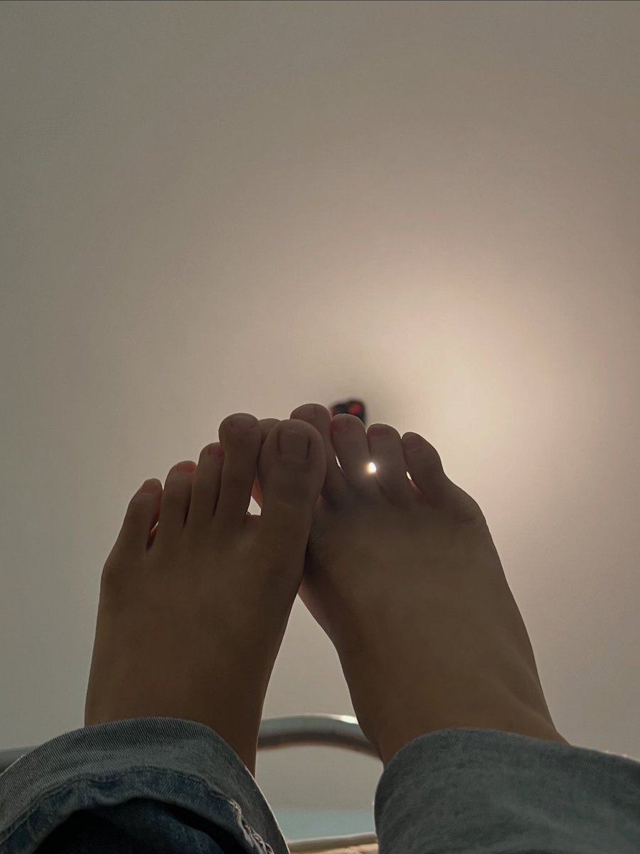veletfeet's tweet photo. #feetfetısh #feetdaddy https://t.co/06xd83FRB1
