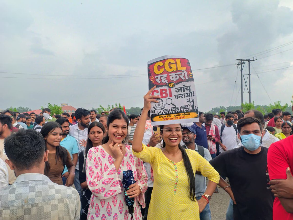 Rahulranjan2280's tweet photo. पिता ने खेत गिरवी रखकर बेटे को पढ़ाया,
माँ ने अपने गहने बेचकर उसका सपना सजाया,
बेटा नौकरी मांगने सड़क पर आया,
और हुक्मरानों ने फिर वही—“इंतज़ार करो”—का फरमान सुनाया।
#cbiforjpscjssc
#cbiforjpscjssc https://t.co/duRfmIp68y