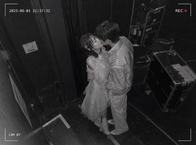 Max_Semenchenko's tweet photo. 100歩譲って恋愛禁止じゃないしキスまではいいとして、ステージ裏でメン地下相手はやめろよwwwww https://t.co/MSMkJoUsRX