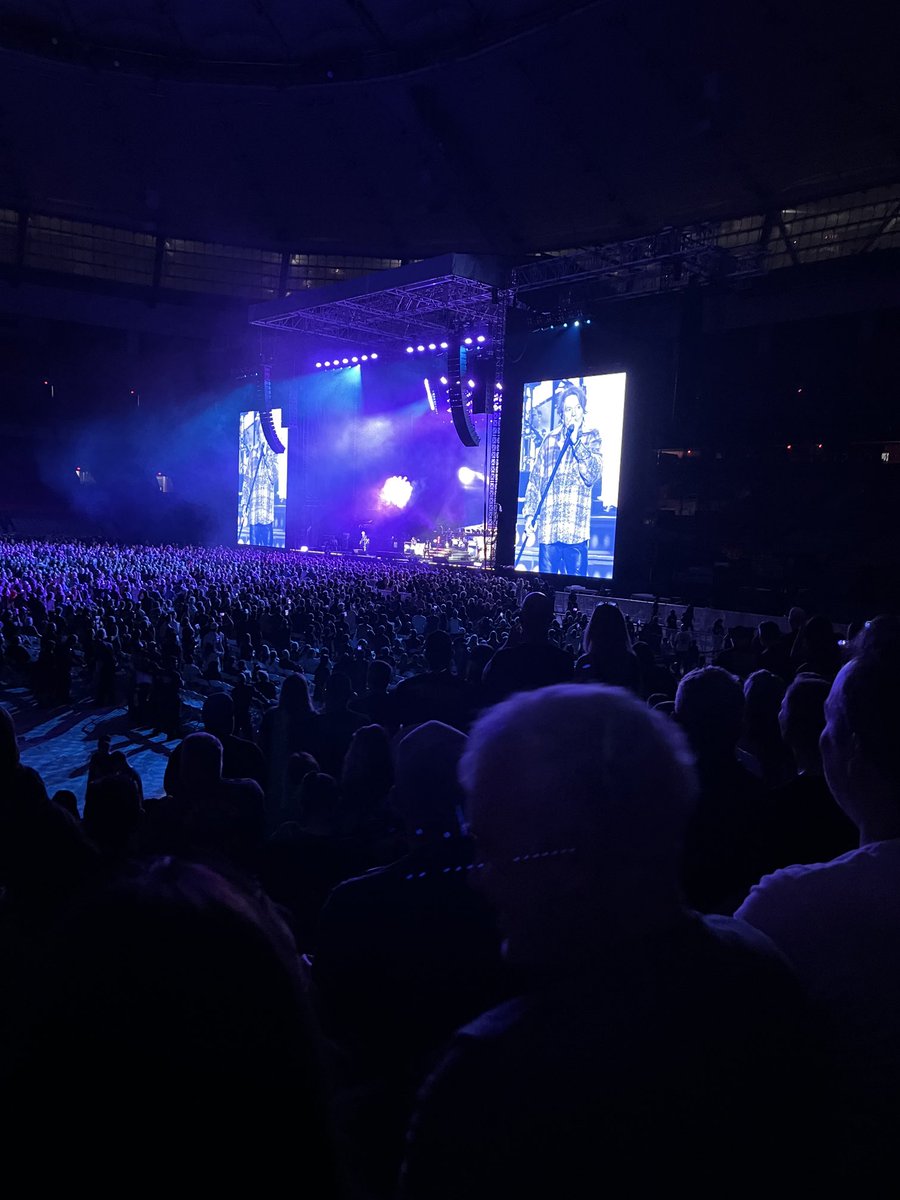 Cole_Beast's tweet photo. #GunsNRoses #BCPlace #Vancouver https://t.co/f3jbCAH3vF