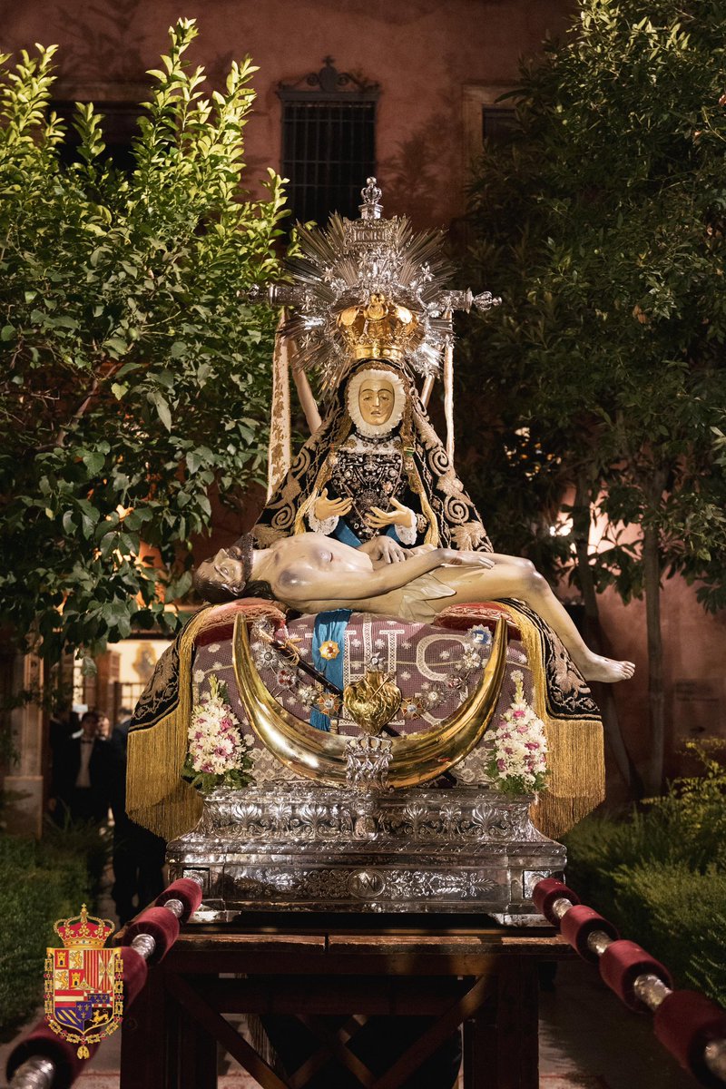 AngustiasGr's tweet photo. ⚫️TRASLADO DE LA SANTÍSIMA VIRGEN.

La Santísima Virgen de las Angustias ya aguarda en el patio de la Basílica para el traslado a la Iglesia del Sagrario en Rosario de la Aurora en esta mañana de domingo. https://t.co/0g45xP1eRQ