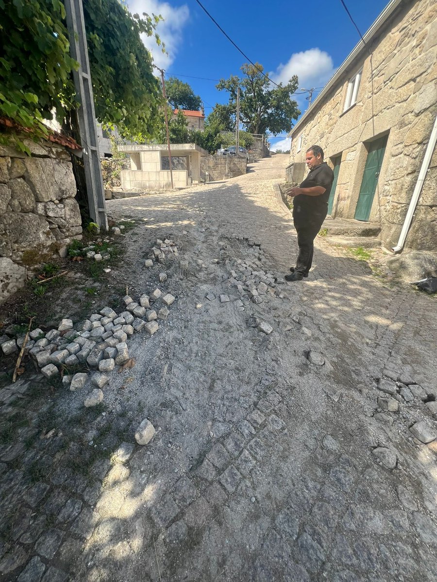 Davidmaserv's tweet photo. Cabeceiras não se conhece sentado num gabinete.
Hoje estivemos em Vilar de Cunhas, a percorrer as ruas e a conhecer de perto a realidade local e os problemas que merecem atenção.
Cabeceiras conhece-se no terreno.
#VilarDeCunhas #CabeceirasDeBasto https://t.co/hpObtW6GHg