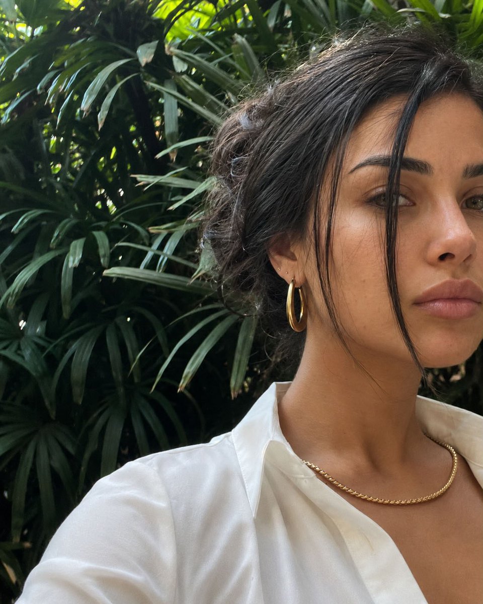 MinnaMonro's tweet photo. Tropical chic meets urban garden mood. Soft glam, gold details, and a calm don’t-rush-me energy. White blouse, denim fit, and a touch of luxury jungle vibes—casual, elegant, confident. https://t.co/Zn4MgyDMt7