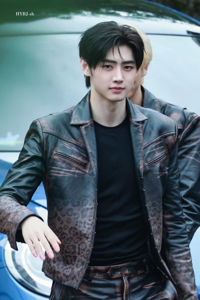 raspvenus's tweet photo. the actor aura is so strong https://t.co/a3i8ykW4r5
