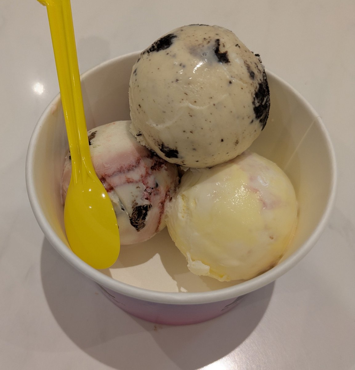 Ruui_0316's tweet photo. ラムレーズンやってなかったからクッキーアンドクリーム以外あまり頼まないやつを食べるんば https://t.co/6nI7heU8au