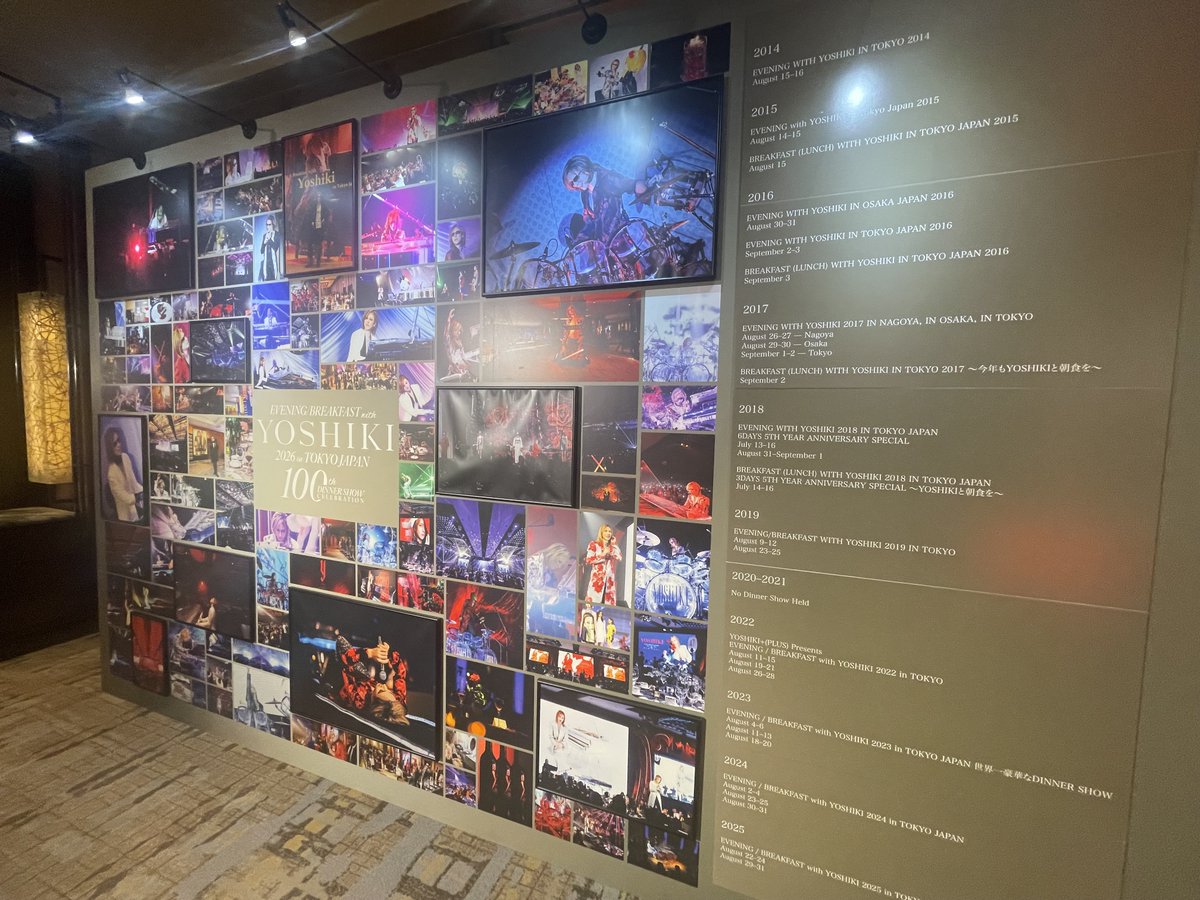YOSHIKI_plus's tweet photo. 会場の様子をご紹介。
エントランスでは白のYOSHIKIが、
ロビーでは赤のYOSHIKIが皆様をお出迎え。
今回は100回記念のヒストリーブースもございます。

--
A sneak peek at the venue!

Greeting everyone at the entrance is YOSHIKI in white, and welcoming you in the lobby is YOSHIKI in red.
We also have a special History Booth celebrating our 100th show milestone!

@YoshikiOfficial

#YOSHIKI
#YOSHIKICHANNEL
#YOSHIKIPLUS
#AIYOSHIKI
#PlusZoom
#PlusSTORE
#YOSHIKIDinnerShow #EVENINGwithYOSHIKI2026 #BREAKFASTwithYOSHIKI2026