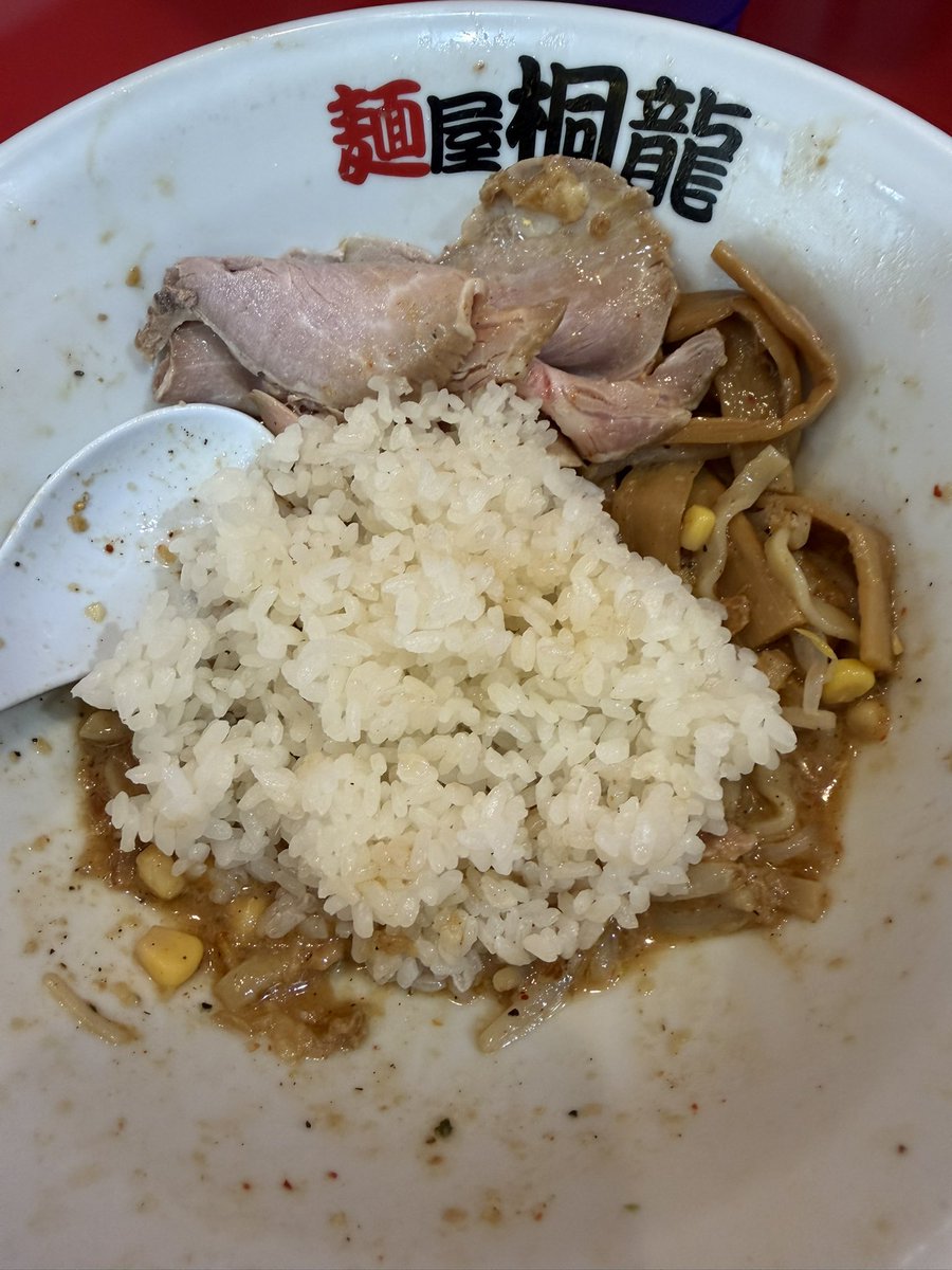 satteria's tweet photo. まるぜんすきーランチ　久喜市

麺屋桐龍　冷やし味噌まぜそば小　ピリ辛メンマ　ライス　カレー味噌無

夏限定ということで間に合いました冷やし味噌。
お好きな席へ、ということでVIP席へ着席しハードラヲタS兄にラヲタ認定ハラスメント🥹
さすがラヲタ兄達が認める美味しさでした。
ごちそうさま🙏 https://t.co/qq28rMVuU5