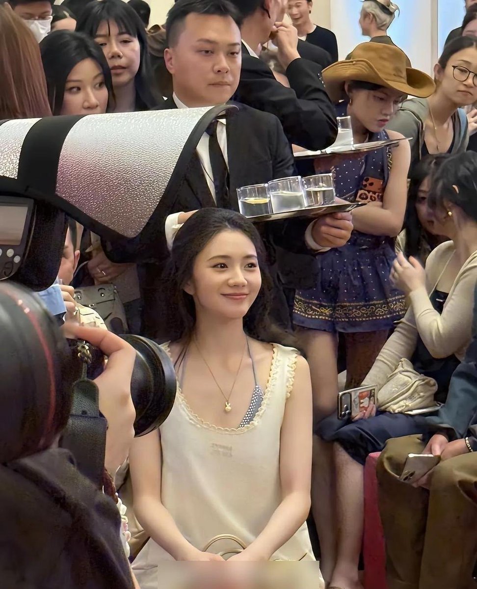 duhou528's tweet photo. 事实证明，这颜值没有攻击性，美得太温柔。 https://t.co/EzdT2DXTMD