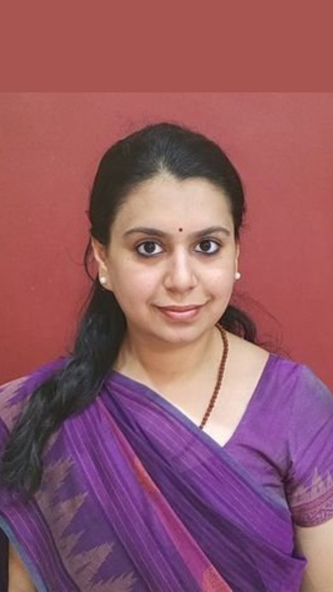 tadka_tez's tweet photo. नाम- दिव्या मित्तल 
काम- देश सेवा 
योग्यता- IAS अधिकारी 

दिव्या मित्तल आज सु���ह इंस्टाग्राम पोस्ट के माध्यम से बताया कि उन्होंने देश सेवा की बिना को एक अधिकारी के रूप में आज रख दिया।

दिव्य मित्तल IIT और IIM जैसे प्रतिष्ठित संस्थानों से पढ़ी हुई हैं लंदन जैसे शहरों में निजी कंपनियों में नौकरी भी कर चुकी हैं।

इन्होंने अपनी अब तक की जिंदगी और अधिकारी के रूप में सबसे अहम पल मिर्जापुर के ग्रामीण क्षेत्रों में पानी पहुंचाने को माना है।

इसी प्रोजेक्ट में अधिकारी और नेता के आपसी द्वंद्व निकलकर सामने आए थे जिसमें केंद्रीय मंत्री अनुप्रिया पटेल और इनके बीच संबंध मधुर नहीं रहे। 

75 गावों में पानी पहुंचाने की देश सेवा का ईनाम इन्हें तत्काल प्रभाव से ट्रांसफर के रूप में मिला था ऐसा मिर्ज��पुर की जनता में आम राय है।