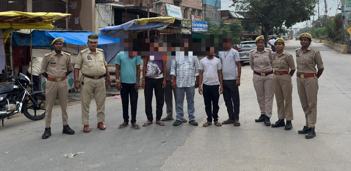 mainpuripolice's tweet photo. #SPMPI के कुशल निर्देशन में चलाए जा रहे 'गुड मॉर्निंग मैनपुरी'अभियान अंतर्गत जनपद मैनपुरी के विभिन्न थानों के पुलिस बल द्वारा छात्र-छात्राओं,विद्यालयों, कोचिंग संस्थानों व लाइब्रेरी आदि स्थानों पर छात्र - छात्राओं से गुड मॉर्निंग बोलकर संवाद किया गया। https://t.co/NxLPqpZoEl