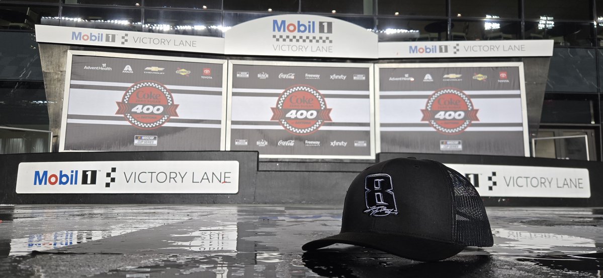 STaranto92's tweet photo. A Victory Lane that's graced by the absolute greatest. Including him. https://t.co/98g03LoXJf