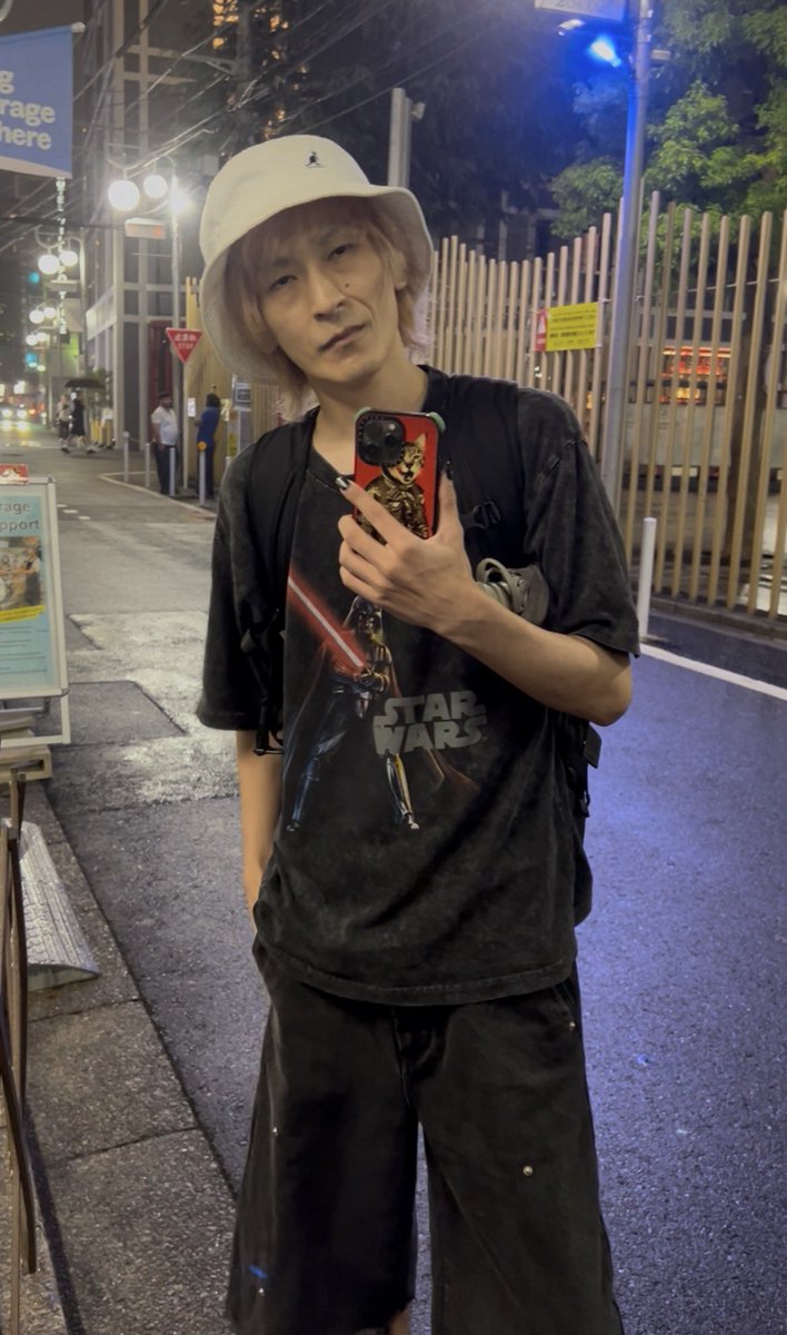 kazufumi_t95471's tweet photo. 🚨⚠️60歳位の金髪👴にご注意👮⚠️🚨
フォロワーが２万のYouTuberと自称し「生中1.5でヤラせろ🏩」とか言ってくるらしい。断る🙅‍♀️「殺すぞ～調子のんなぁ💢」と脅迫してくるようだ。すぐにお近くの交番へ👮
※金髪👱にしてイケシャツ👕着ても、顔の肌年齢は60歳前後なのバレバレだよ、お爺さん❗www🤭 https://t.co/ccBfrxZzxa